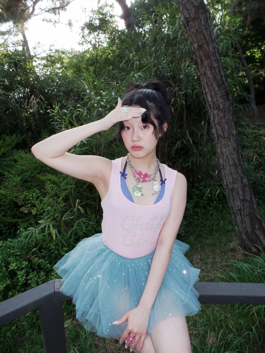 黄色のトップスと白いチュールスカートを身に着けた若い女性