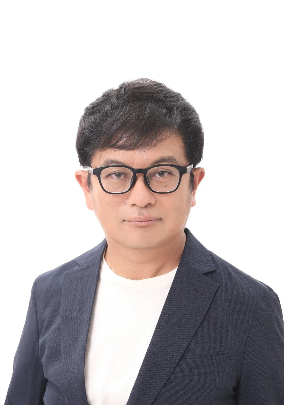白い背景を背に、眼鏡をかけたアジア人男性の胸から上のポートレート