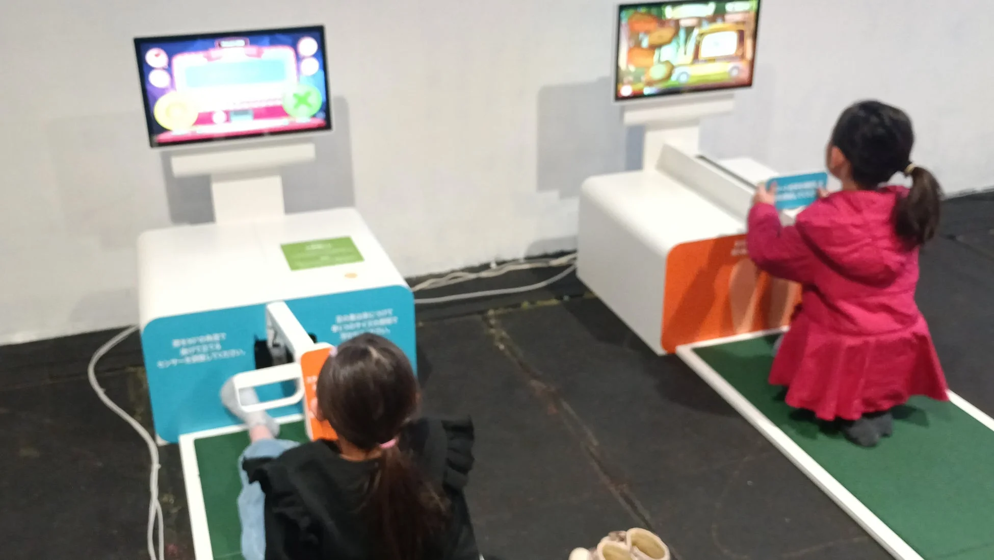 子供たちがモニターと連動したインタラクティブなゲームに興じる様子