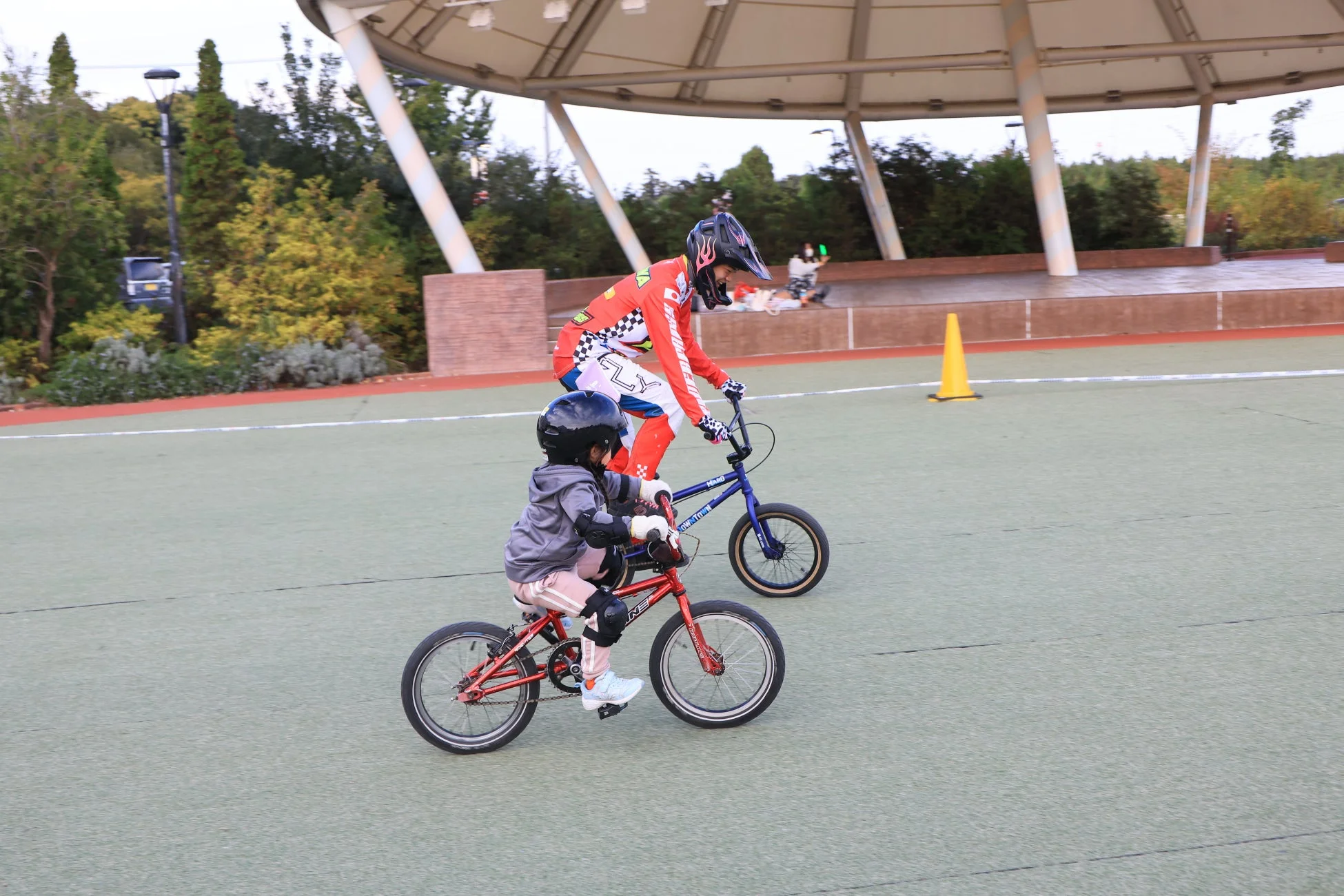 大人と子供がBMXに乗る様子