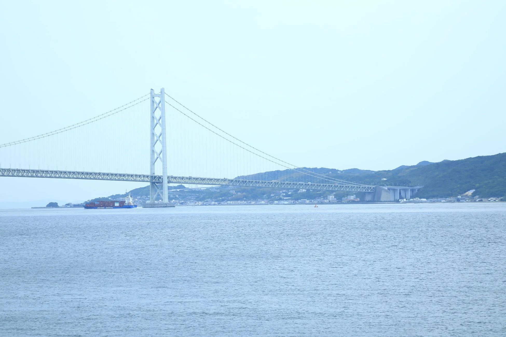 明石海峡大橋を航行する船