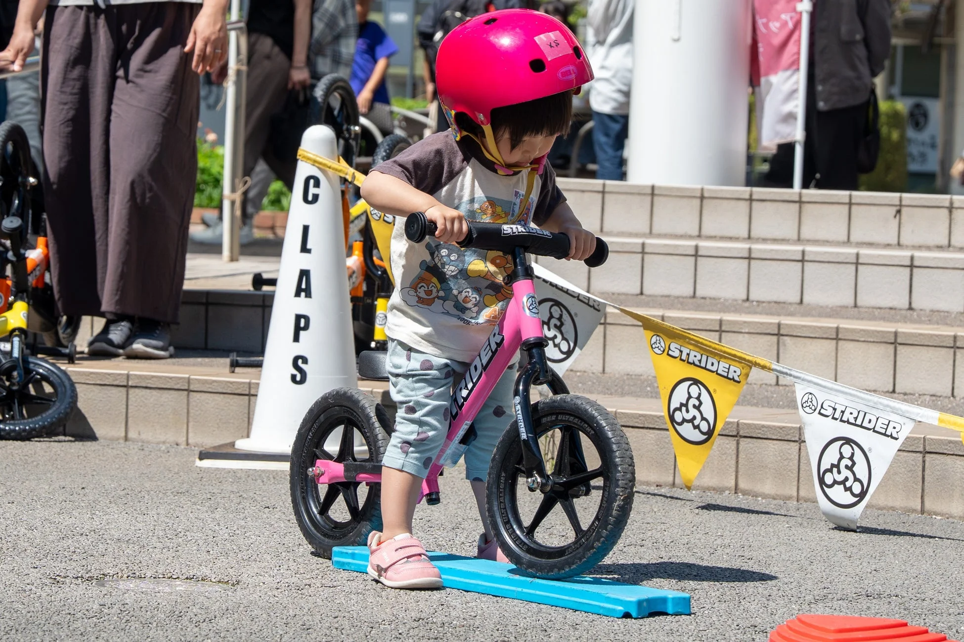 ストライダーに乗る子供