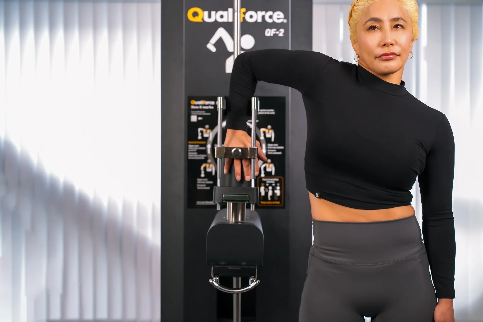 Qualiforce®でトレーニングをする女性