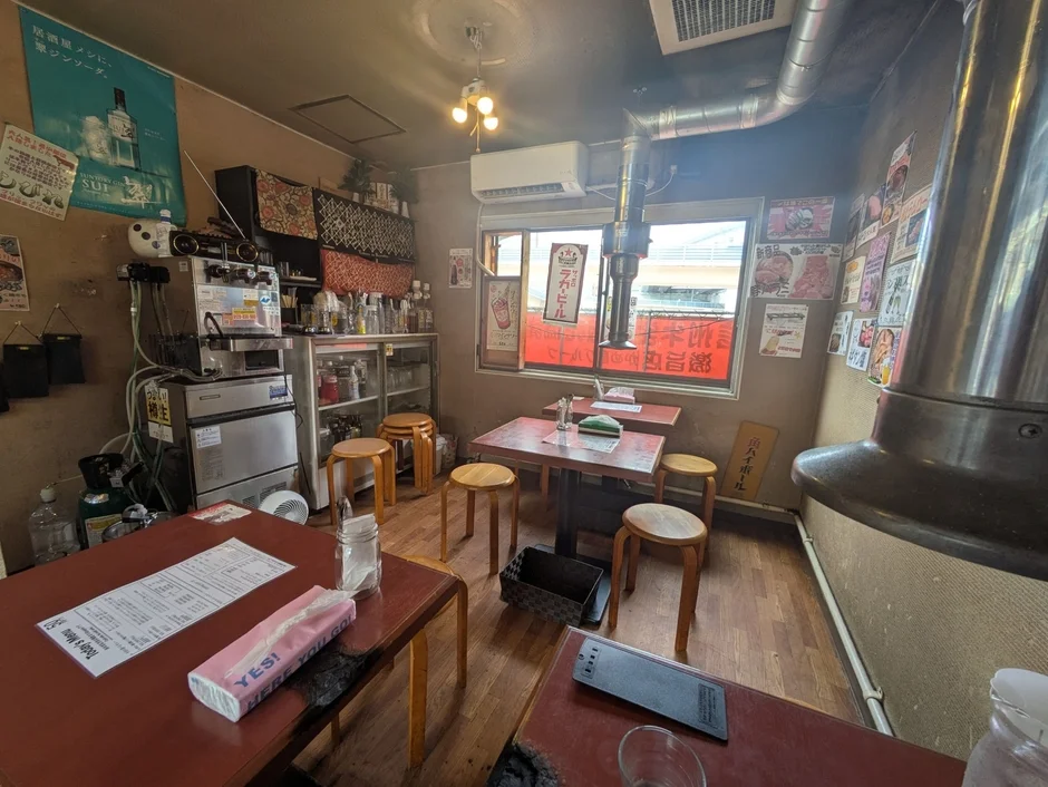 店内に貼られたメニューやポスター