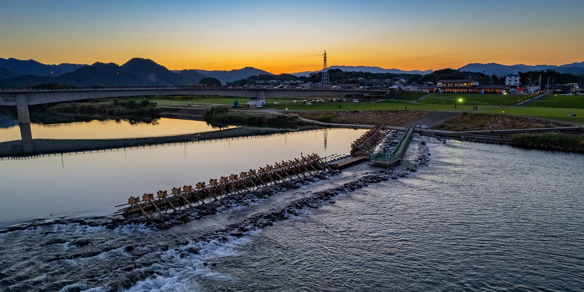 夕暮れの鮎やな風景