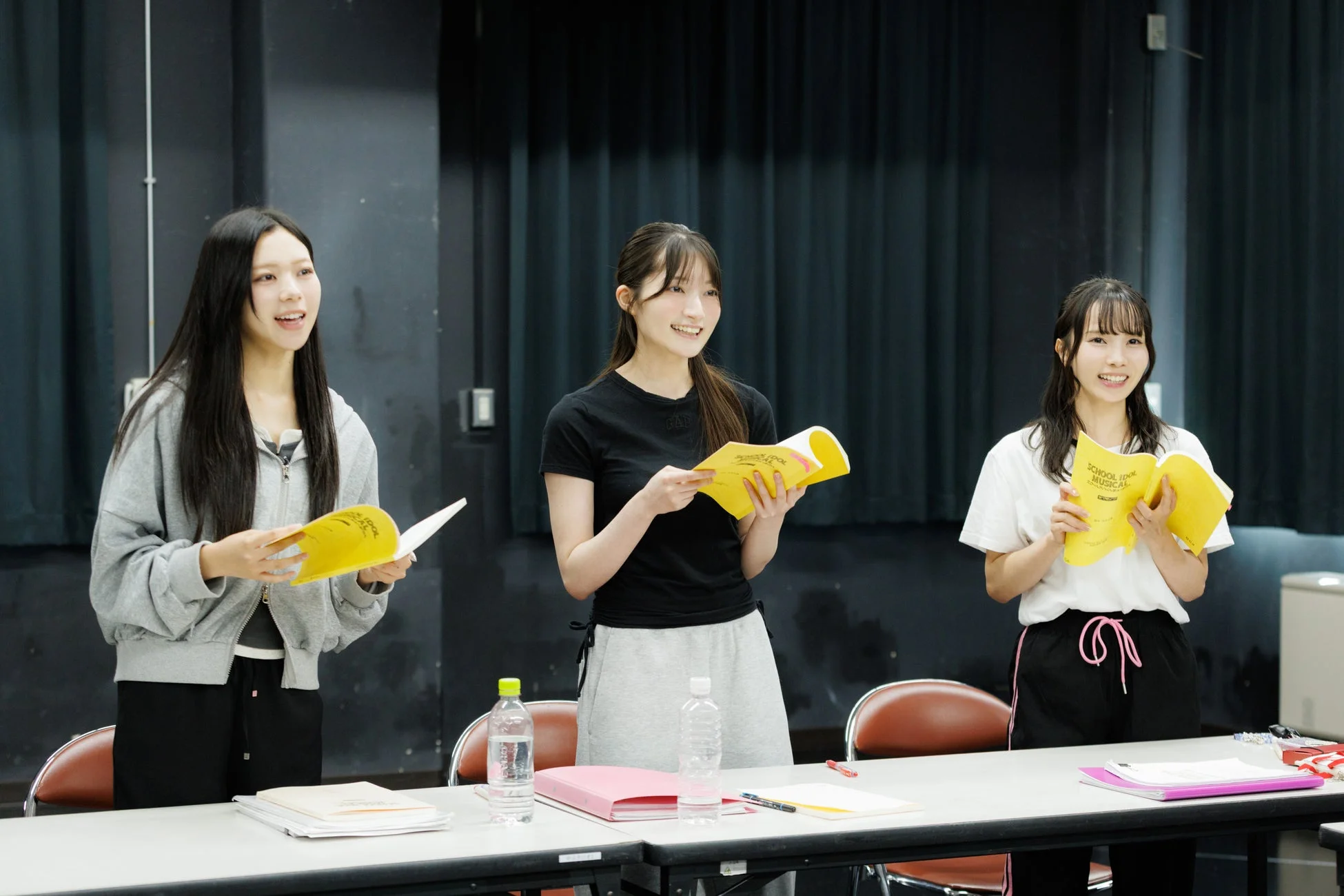 台本を持つ3人の女性