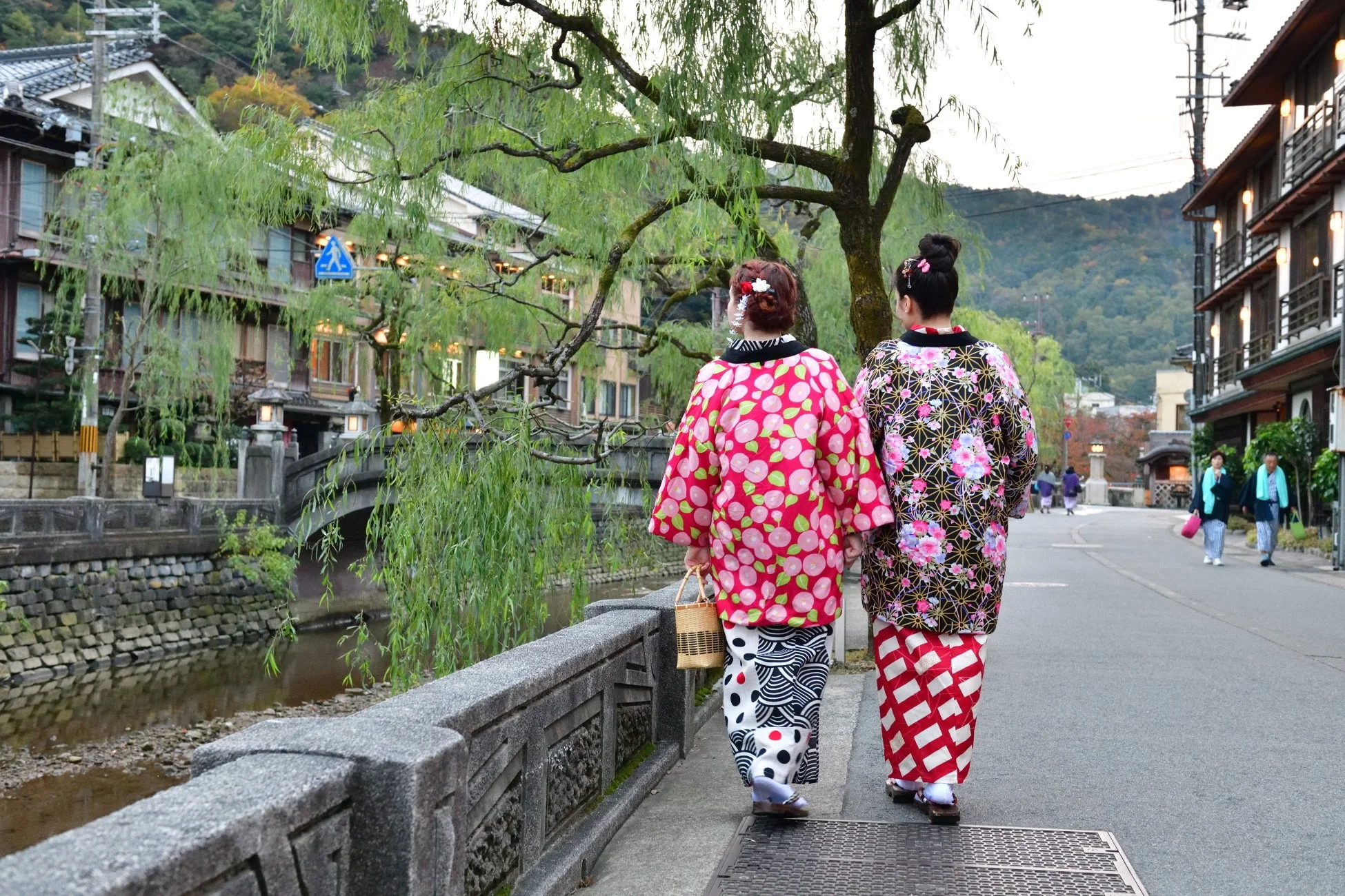 温泉街を散策する着物姿の女性たち