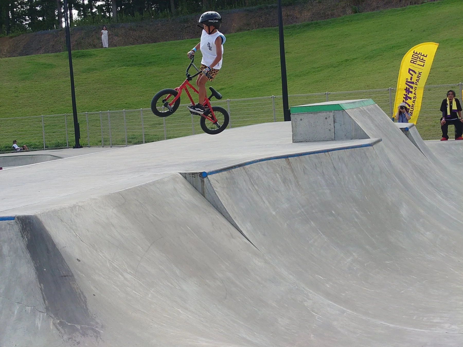 BMXでジャンプする子供