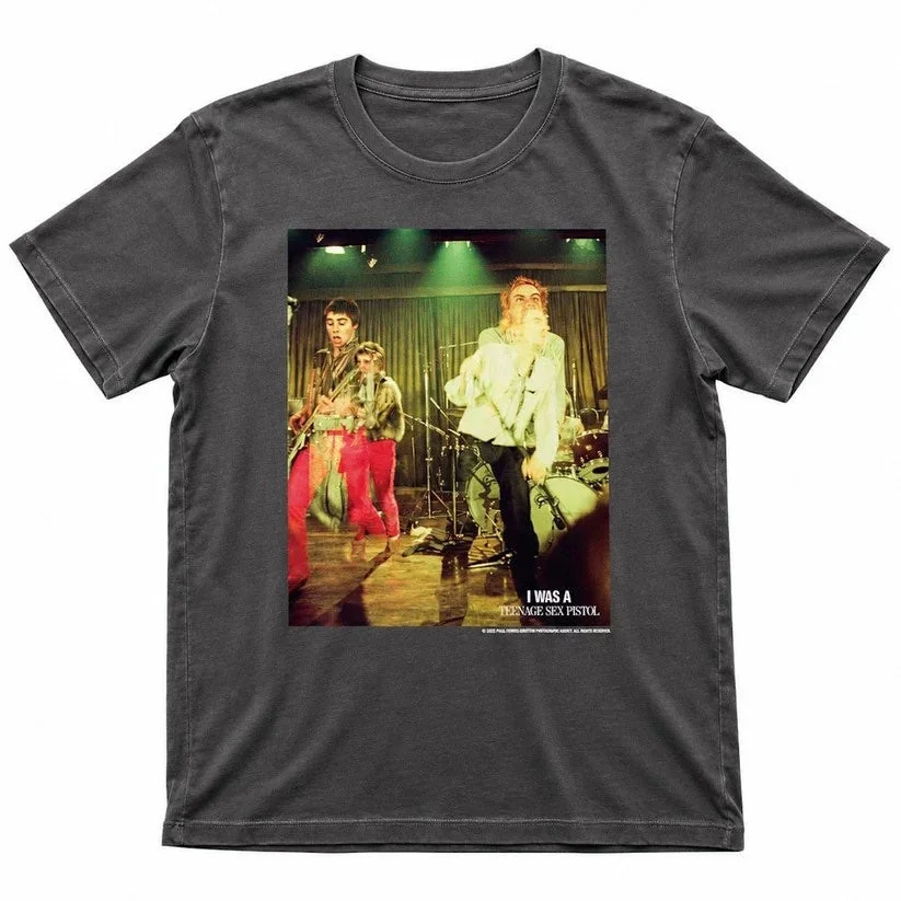 Sex Pistolsのバンドがライブ演奏しているヴィンテージ風のプリントTシャツ