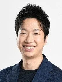 笑顔でポーズをとる水谷隼さん