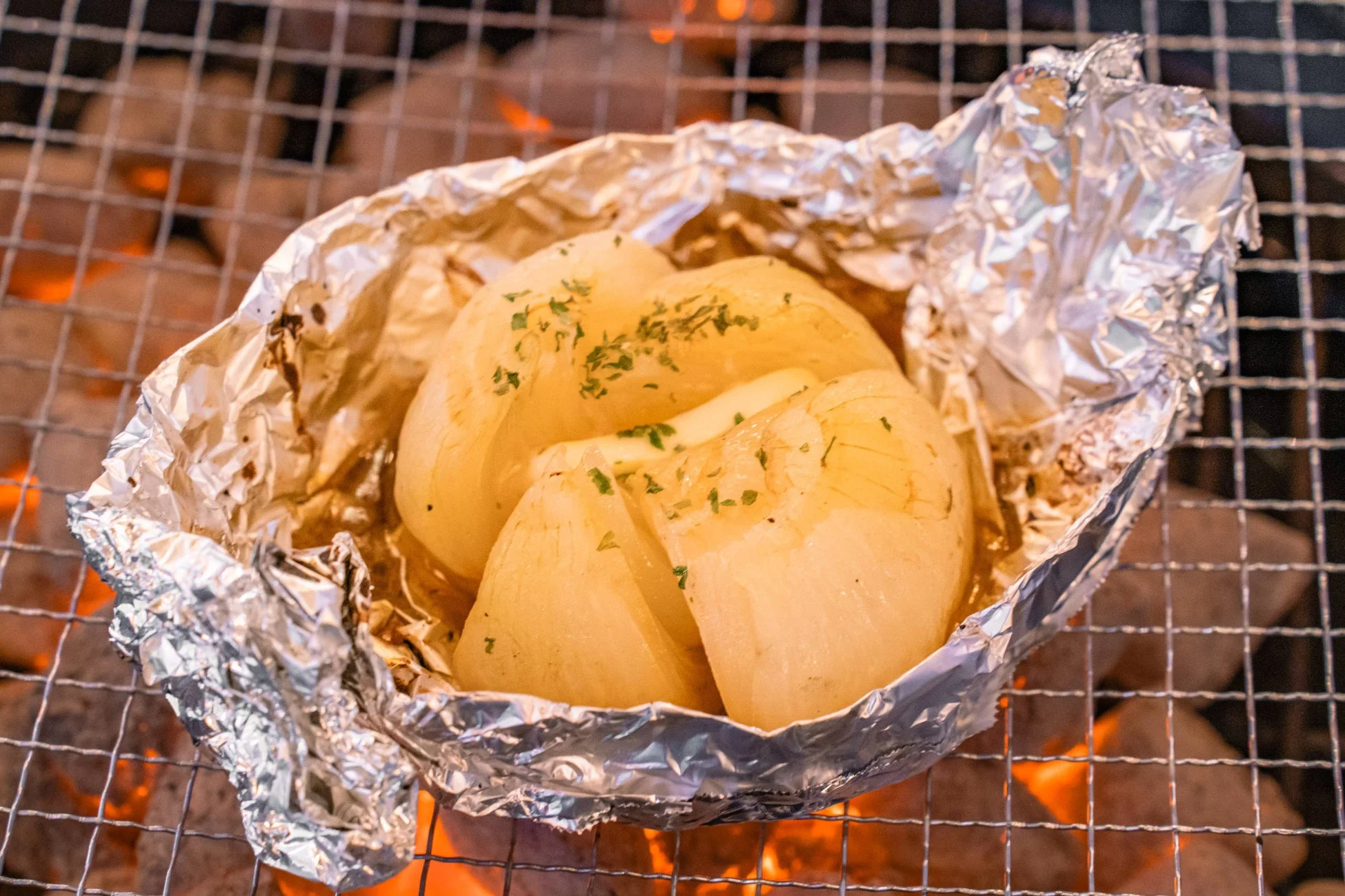 炭火で焼かれた玉ねぎのホイル焼き