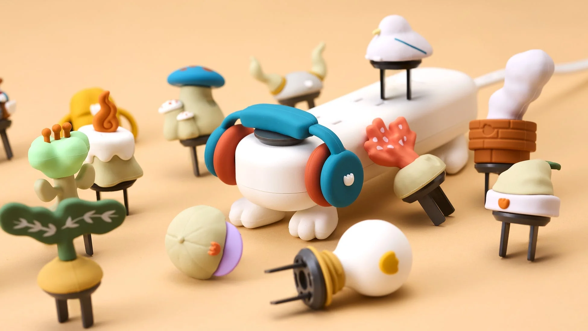 フィギュア付きキャップで飾られた電源タップ