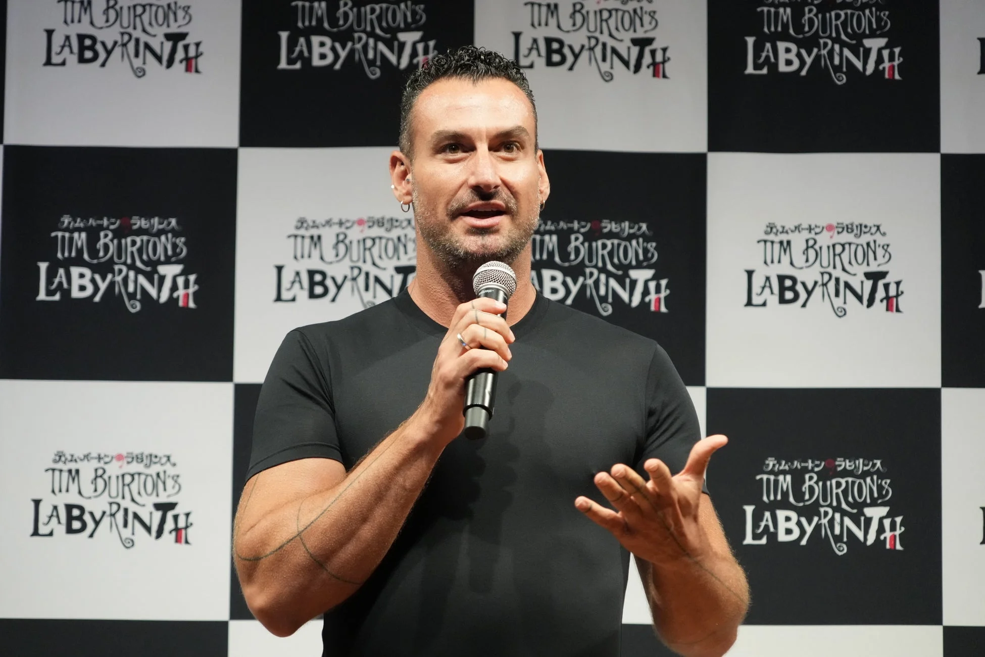 フェリペ・デ・リマ氏がマイクで話している画像