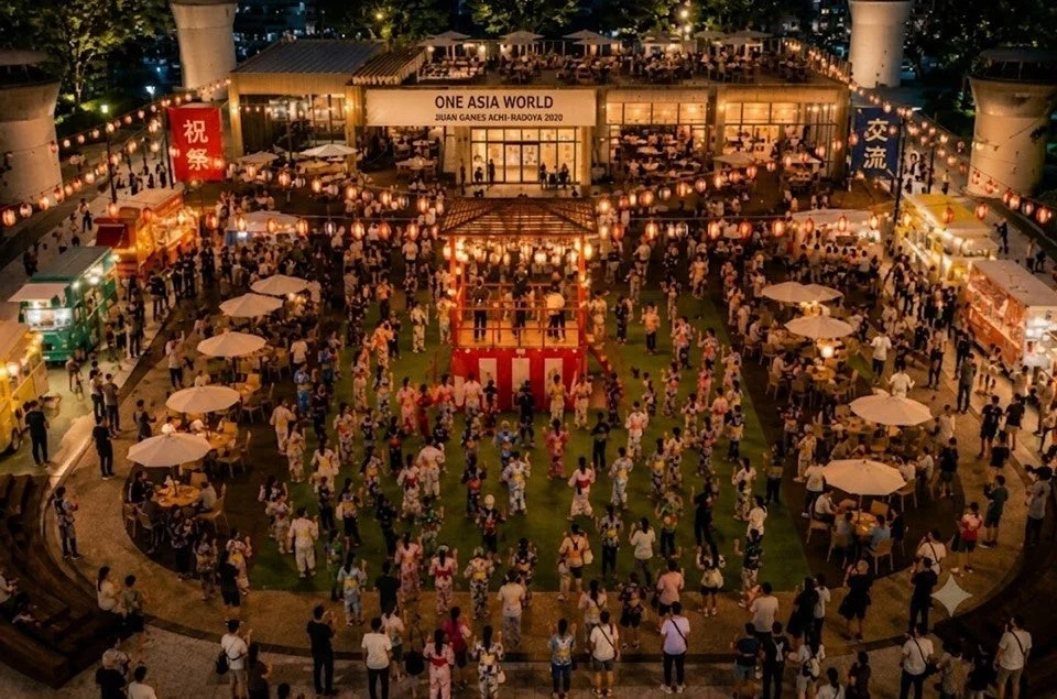 夜間に開催された屋外イベントの様子