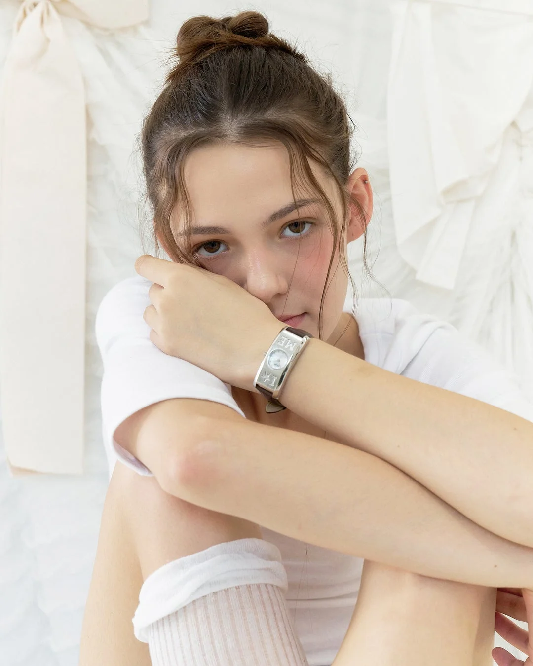 眼鏡をかけた若い女性が座っているポートレート