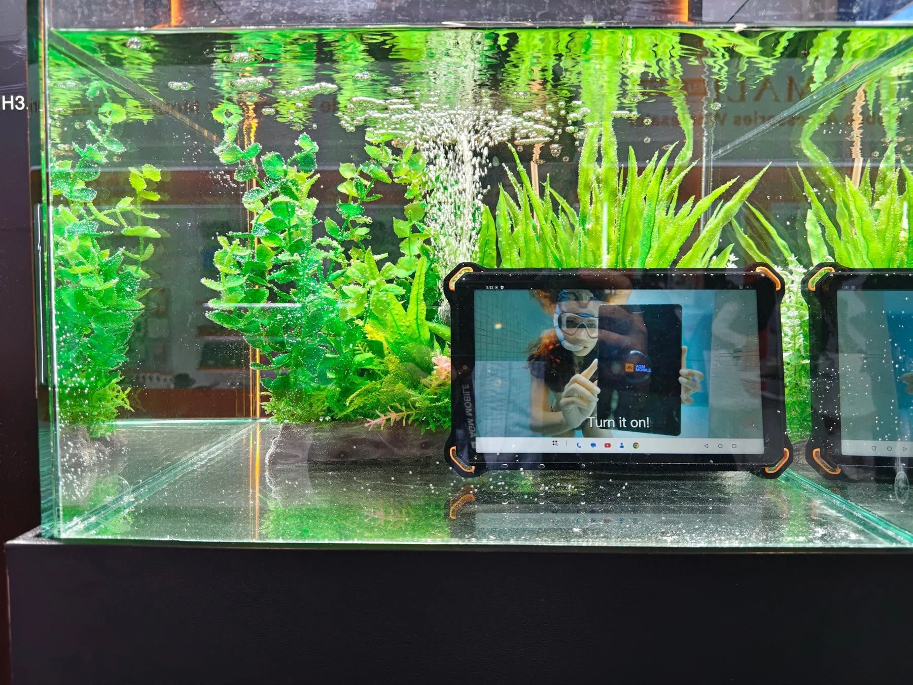 水槽の中のタブレット「Turn it on!」