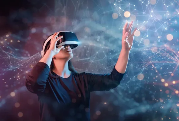 VRヘッドセットを装着した人物が、光り輝くネットワーク状の仮想空間に手を伸ばしている様子
