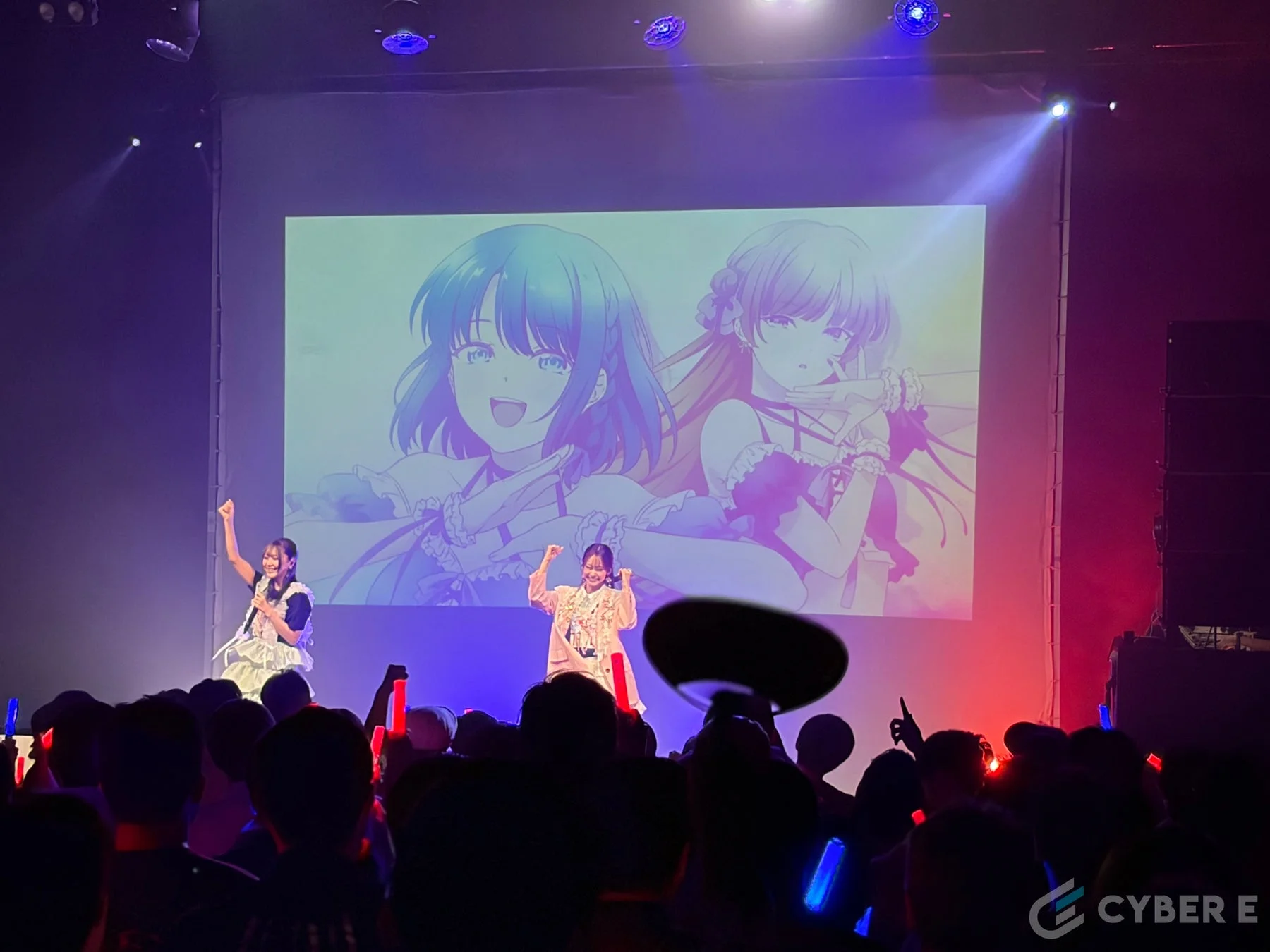 ライブステージでパフォーマンスを行う女性パフォーマー