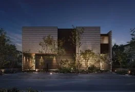 夜間にライトアップされたモダンなデザインの住宅