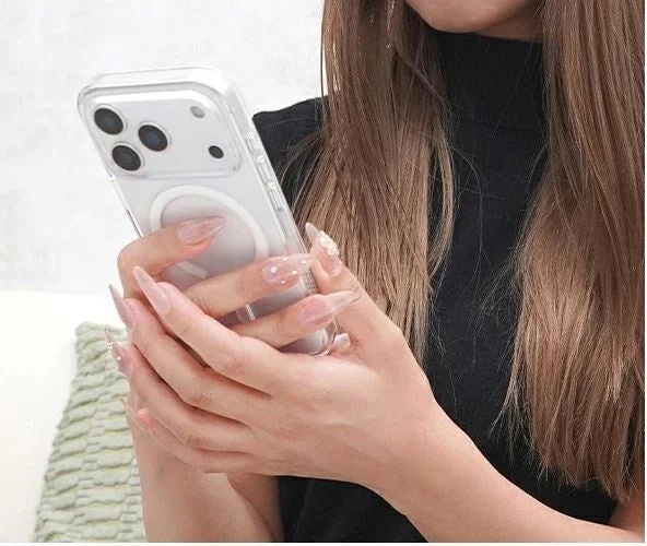 女性がiPhoneを持っている手元