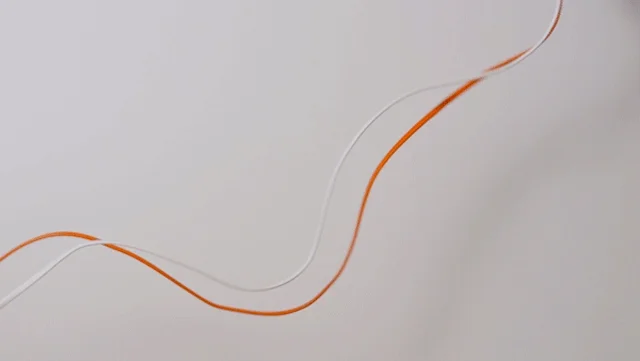 白いワイヤーとオレンジ色のワイヤー