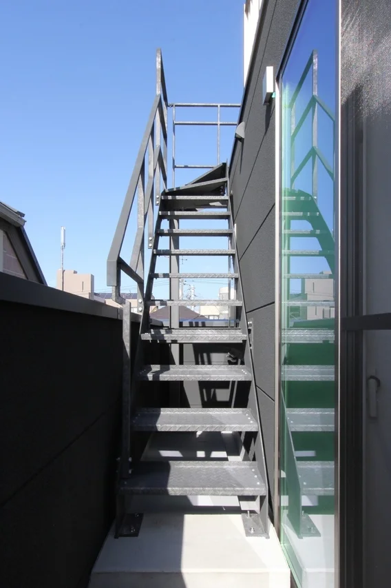 建物の側面に取り付けられた金属製の屋外階段