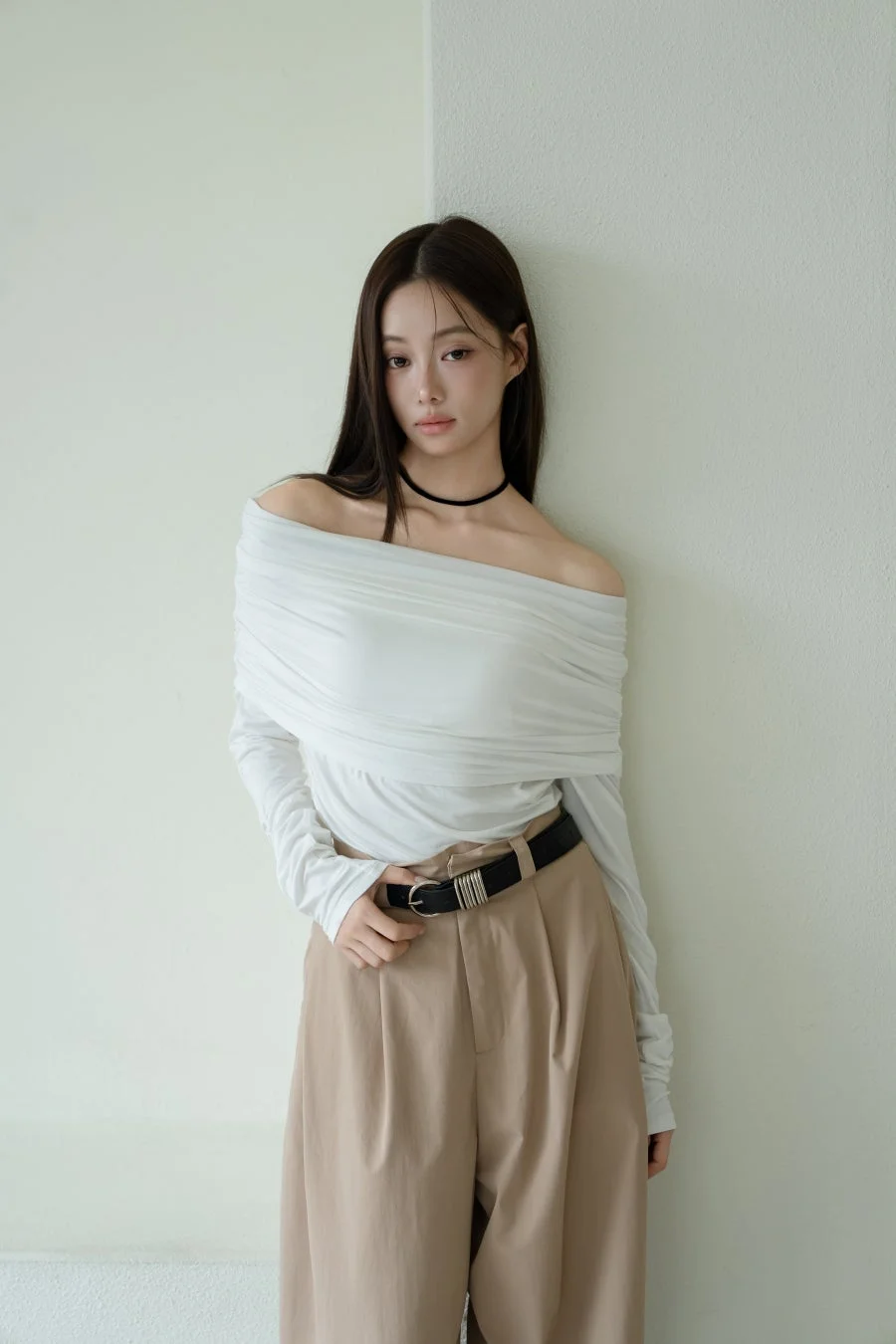 女性 ファッション オフショルダー 白トップス ベージュパンツ ワイドパンツ ベルト チョーカー ポートレート 韓国ファッション 大人カジュアル シンプル ミニマル スタジオ 屋内 全身