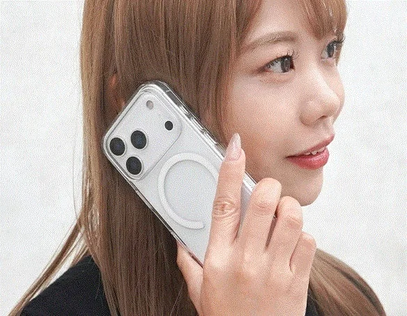 女性がiPhoneで通話している横顔