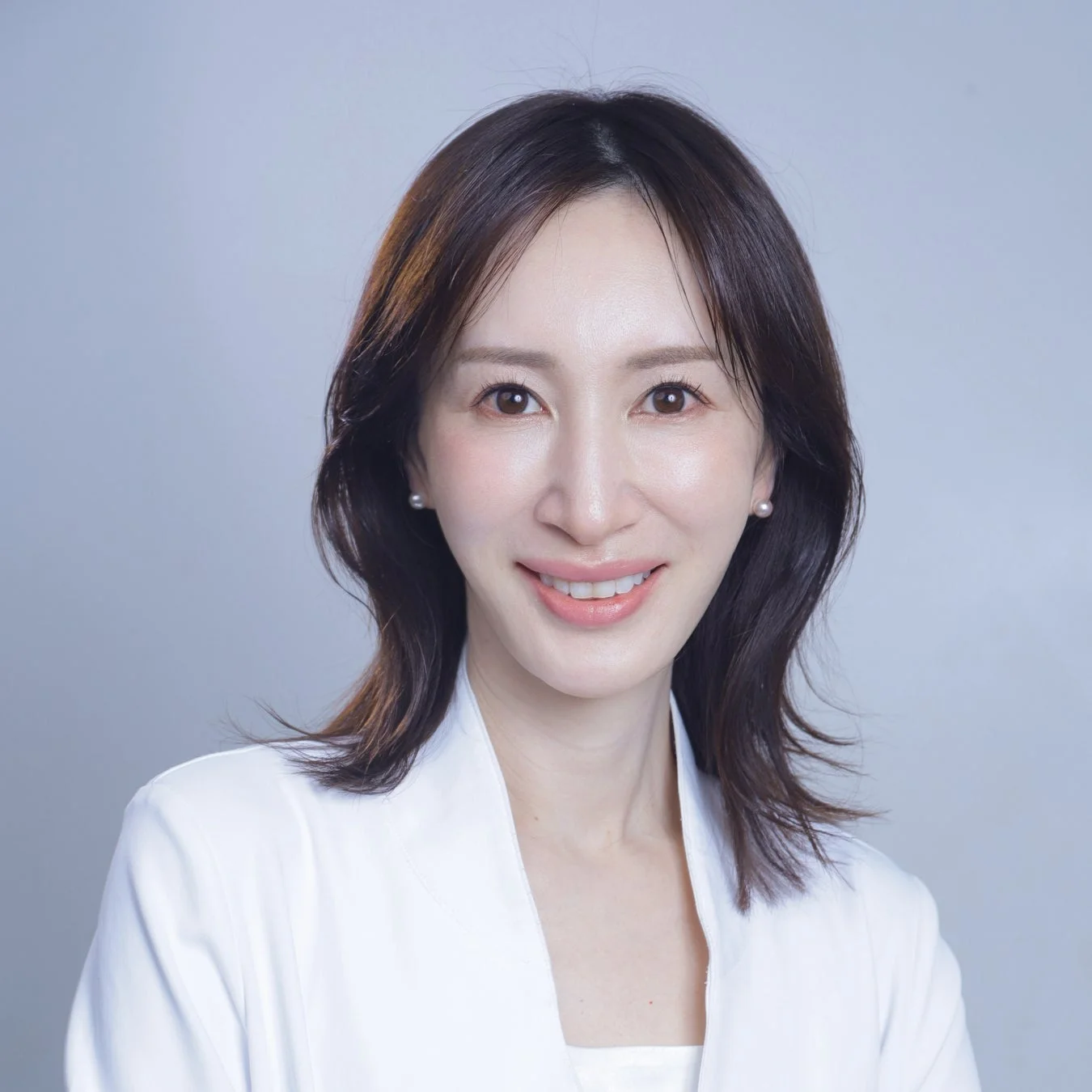 女性,笑顔,ポートレート,ビジネス,プロフェッショナル,真珠のピアス,白衣,大人,真面目,穏やか