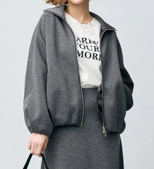 グレーのブルゾンを着用した女性