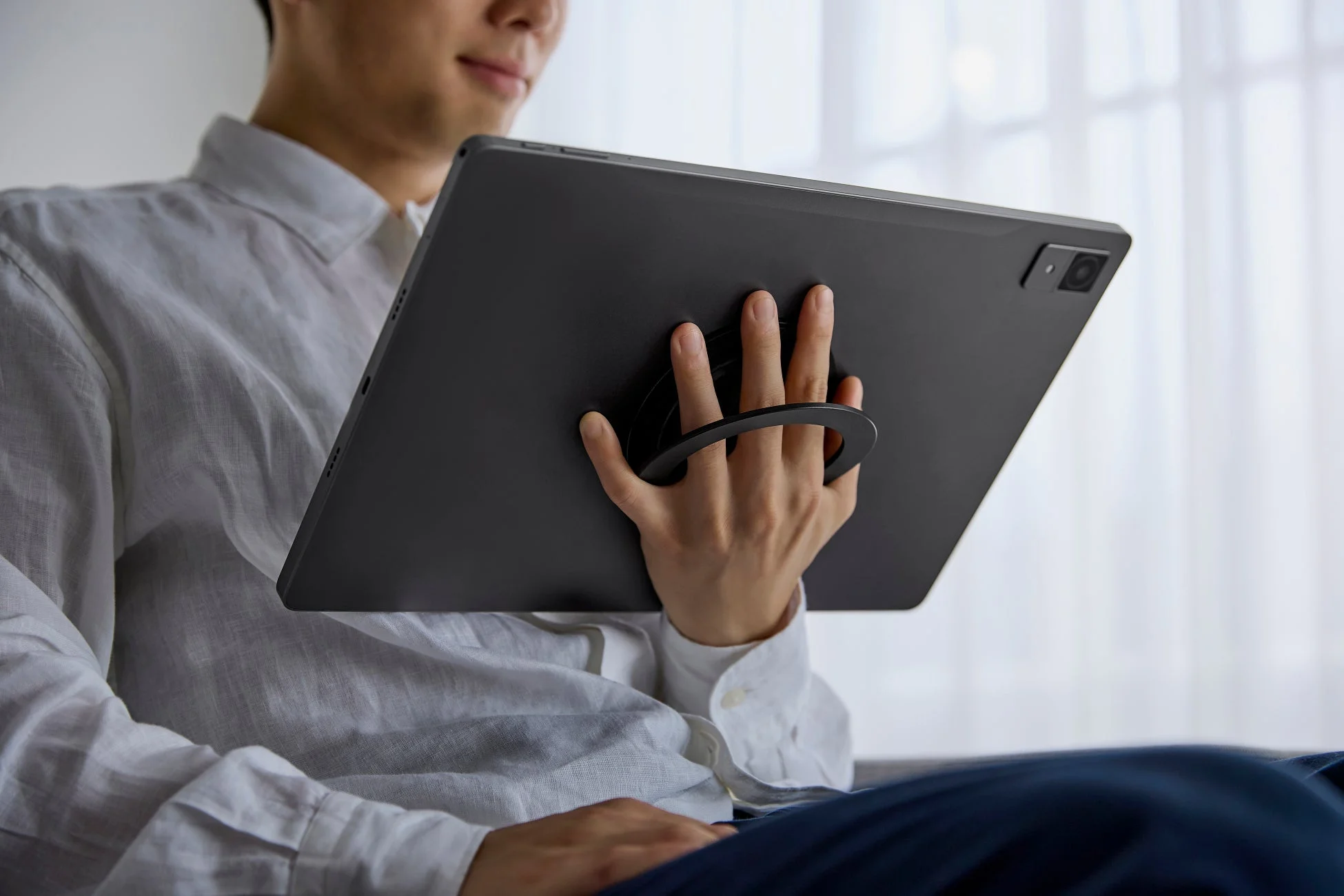タブレットリングを持つ女性