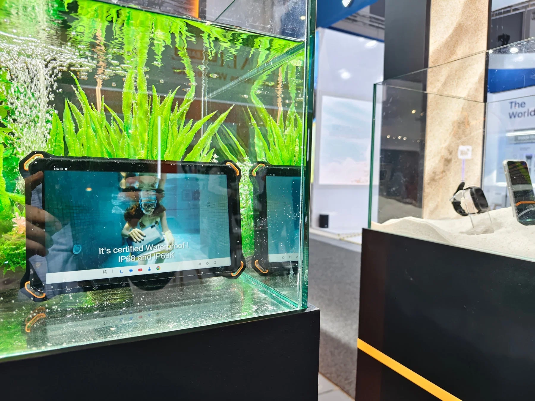 水槽の中のタブレット「Waterproof ! IP68 and IP69K」