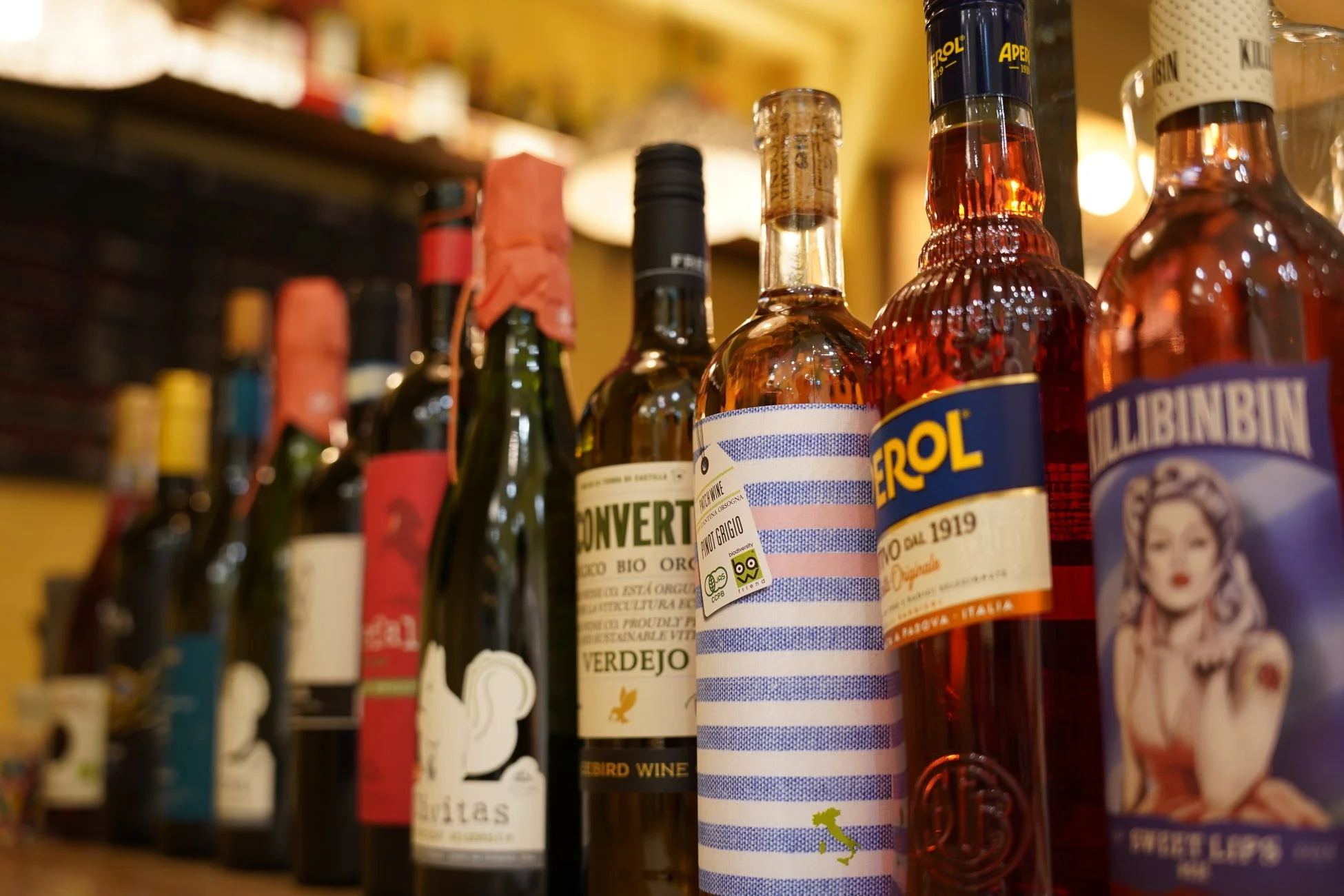 ワイン、酒、ボトル、棚、バー、イタリア、アルコール、飲料、飲み物、リキュール、APEROL、KILLIBINBIN、PINOT GRIGIO、VERDEJO、ワインボトル、酒類、店舗、商品