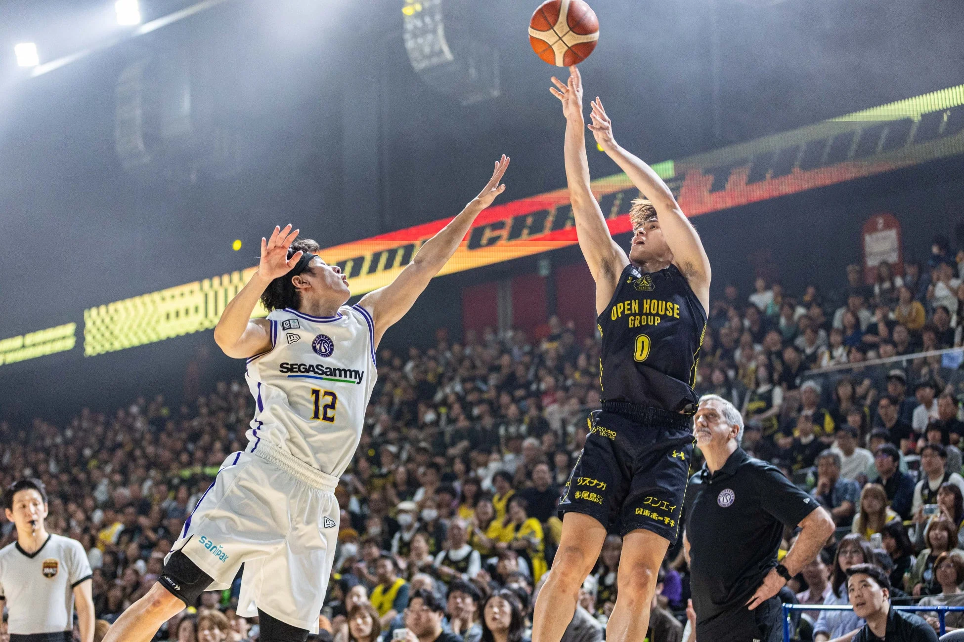 バスケットボールの試合中、シュートとブロックの様子