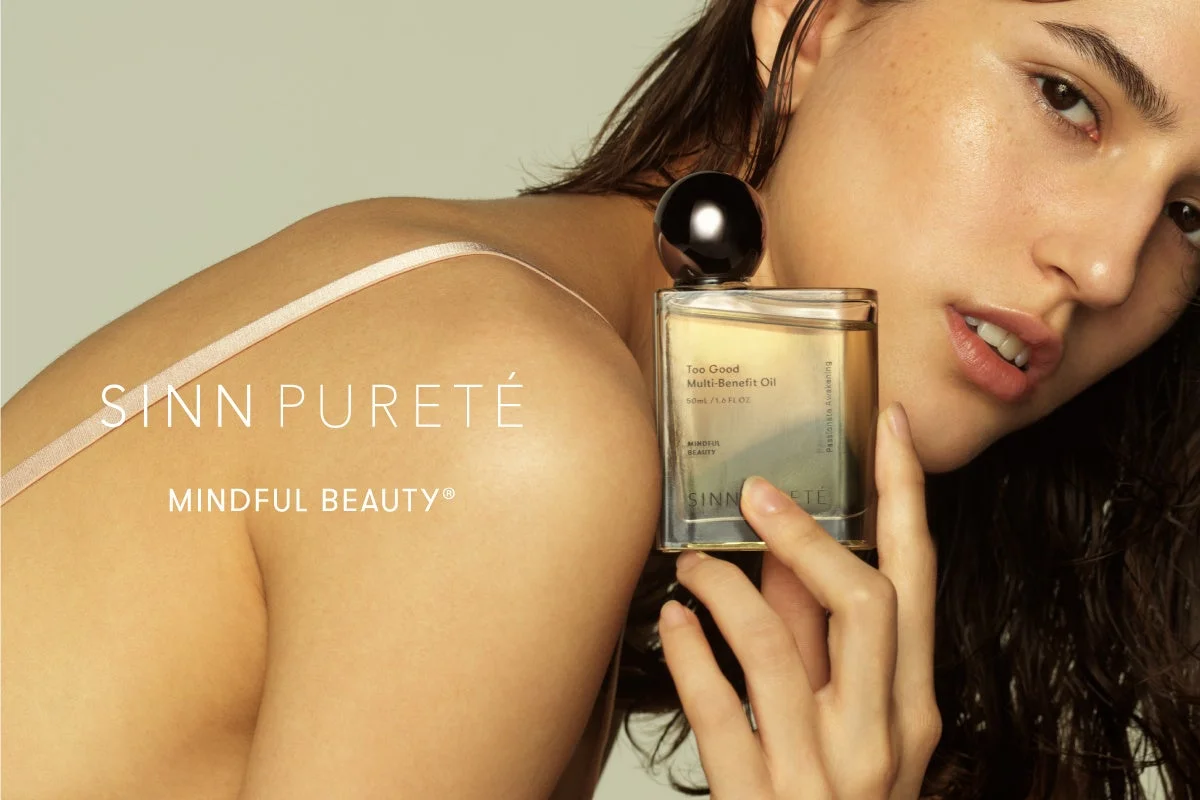 SINN PURETÉ Too Good Multi-Benefit Oilを持つ女性の広告