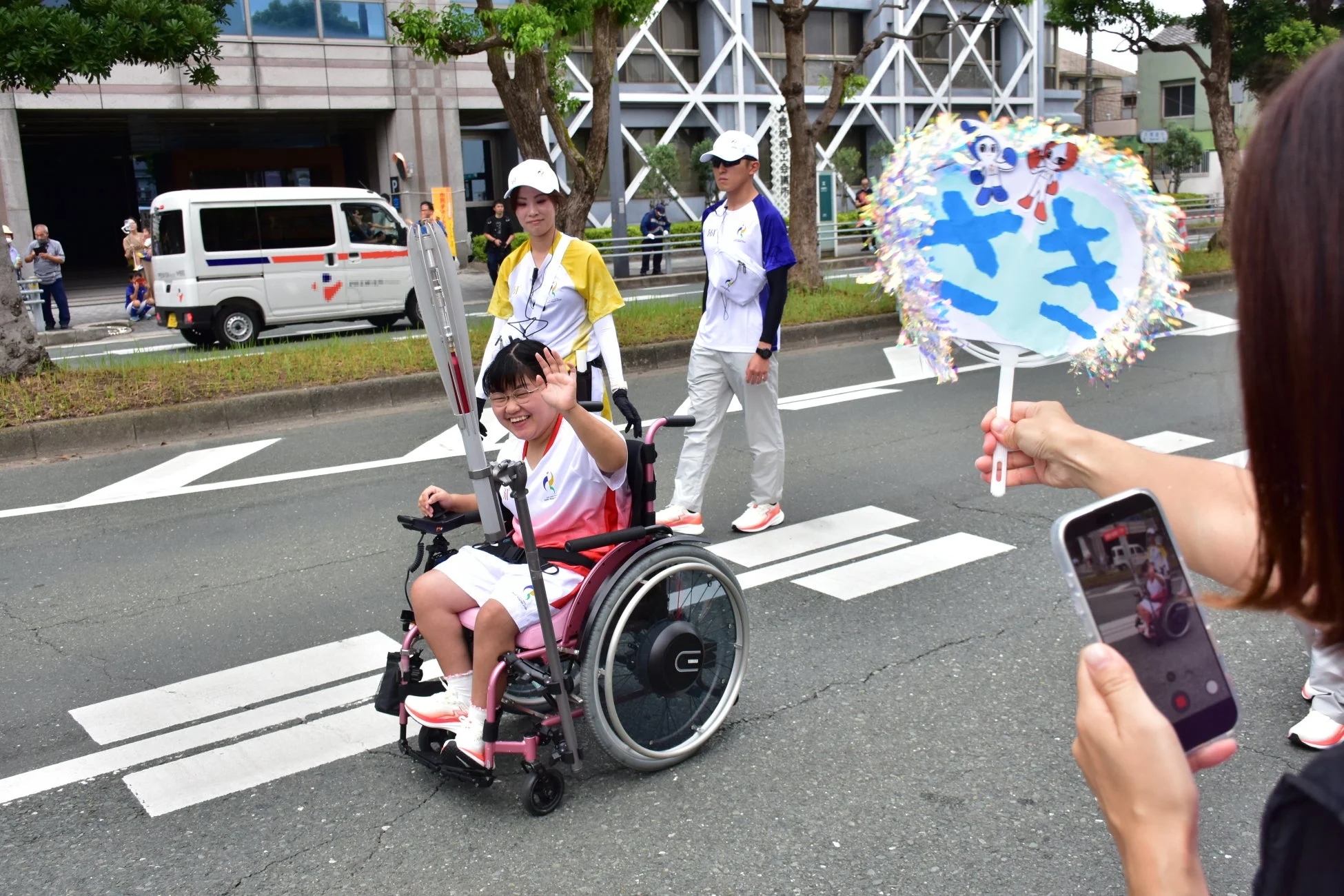 車いすで聖火リレーに参加する小林咲貴さん