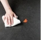 こぼれた液体を拭き取る手