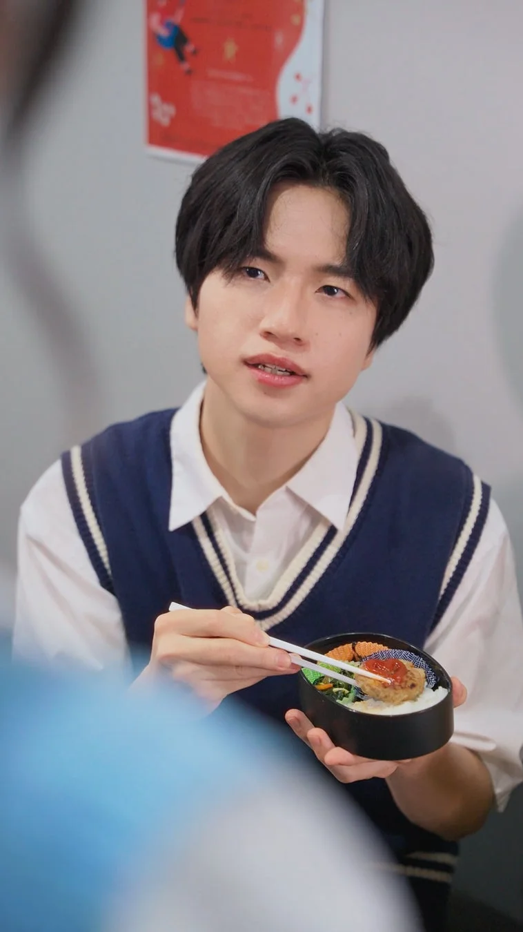 弁当を持つ男性