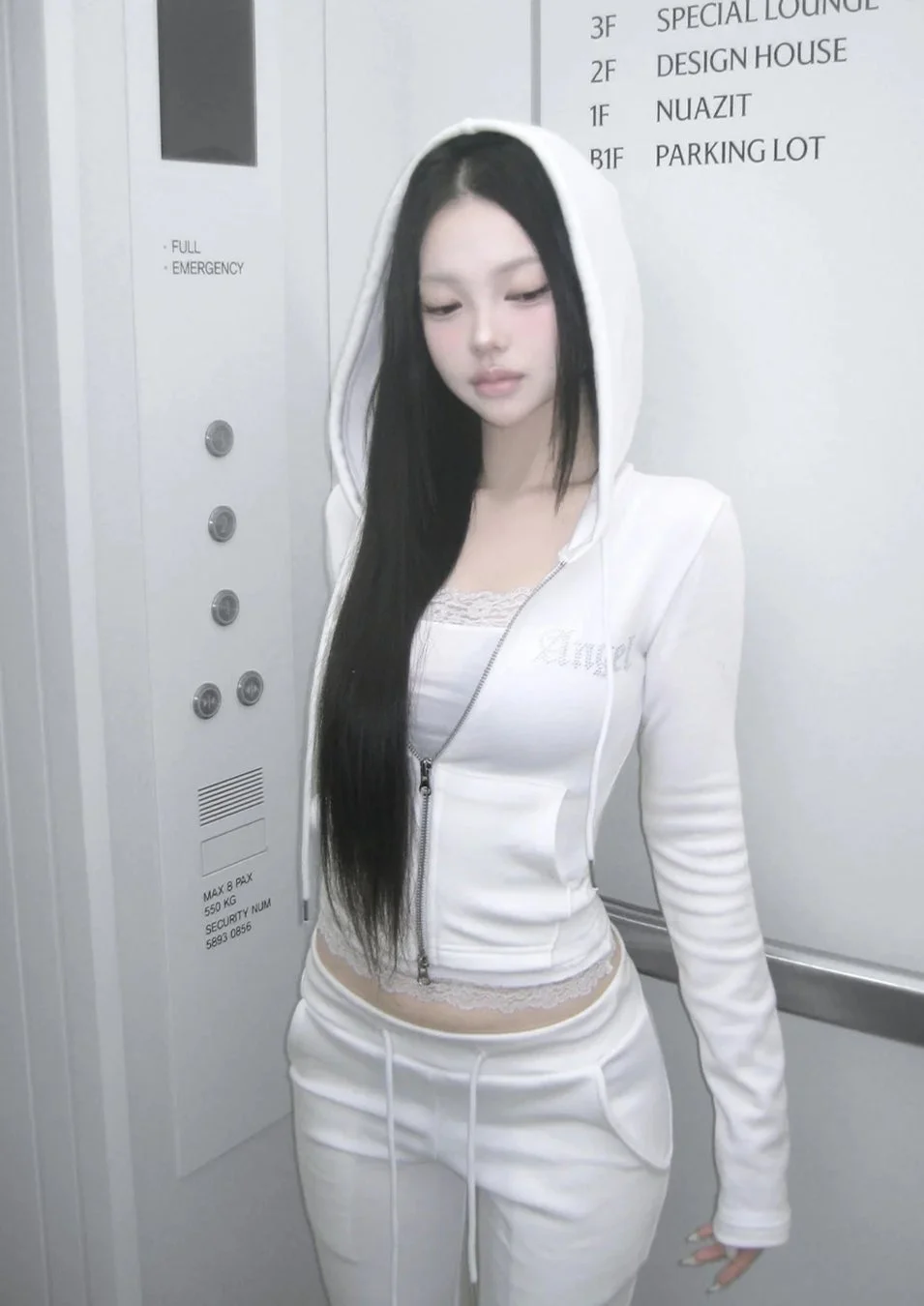 白いパーカーとスウェットパンツを着用した若い女性