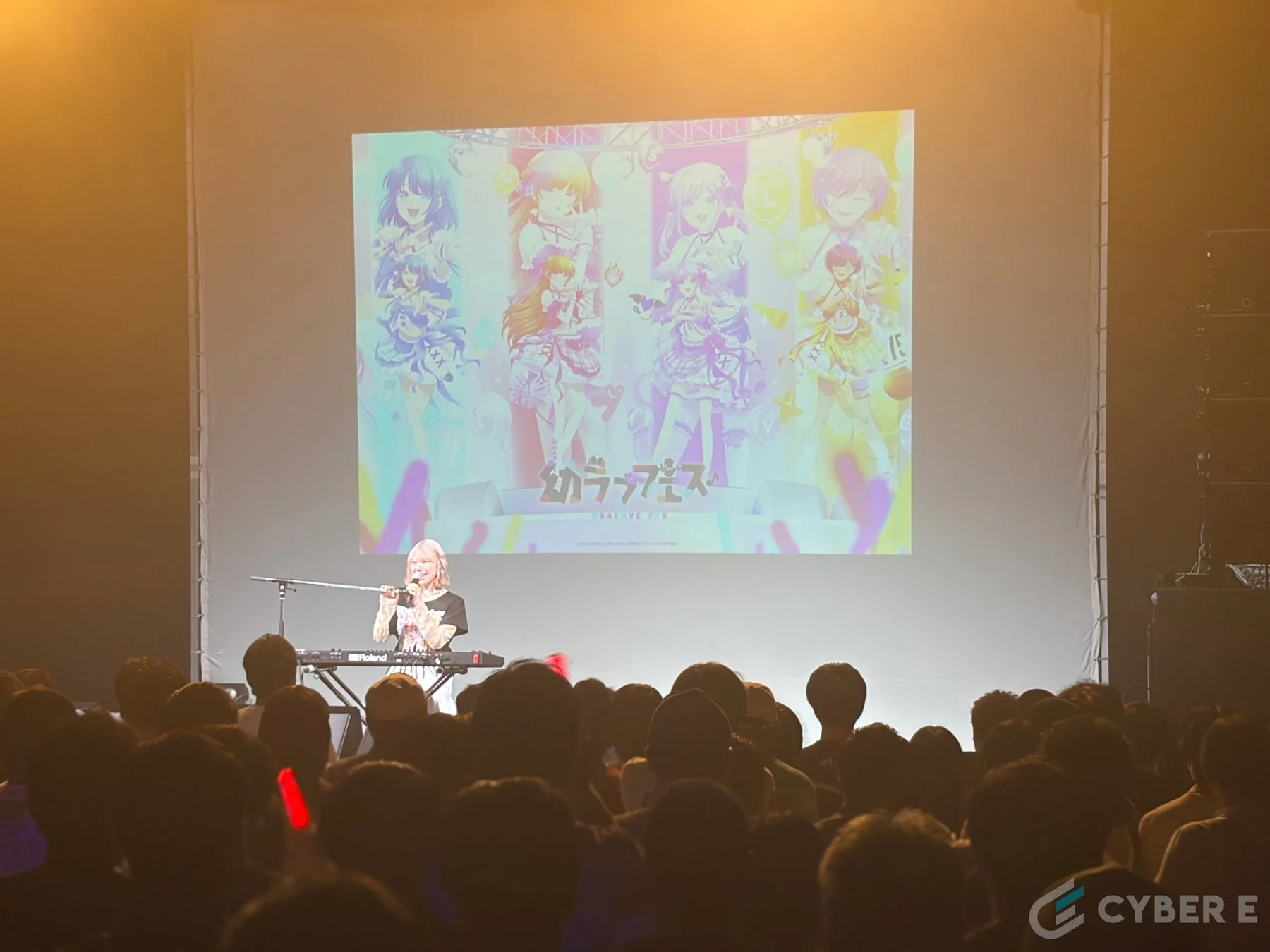 キーボードを演奏する女性アーティスト