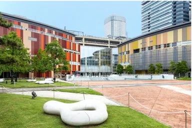 現代的な建物に囲まれた開放的な広場と芝生