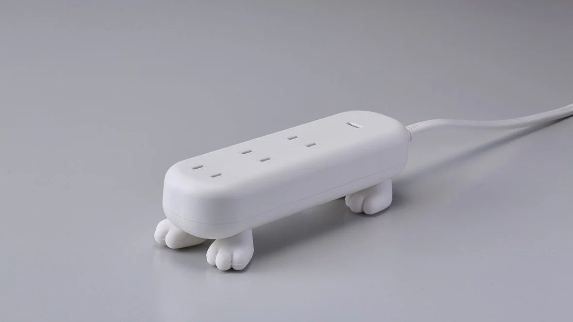 白い電源タップの足元