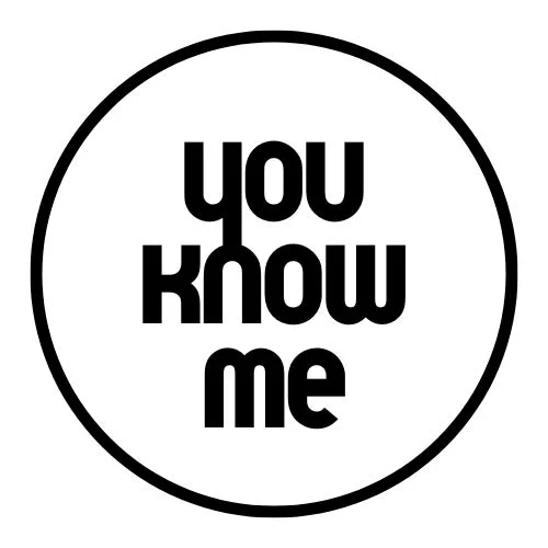 白地に黒い文字で「you know me」と書かれ、黒い円で囲まれた、認識や親密さをテーマにしたシンプルなロゴデザインの画像です。