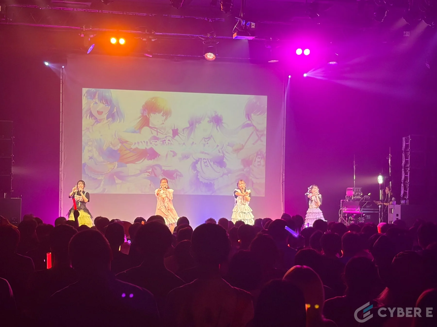 ライブステージでパフォーマンスを行う女性ボーカルグループ