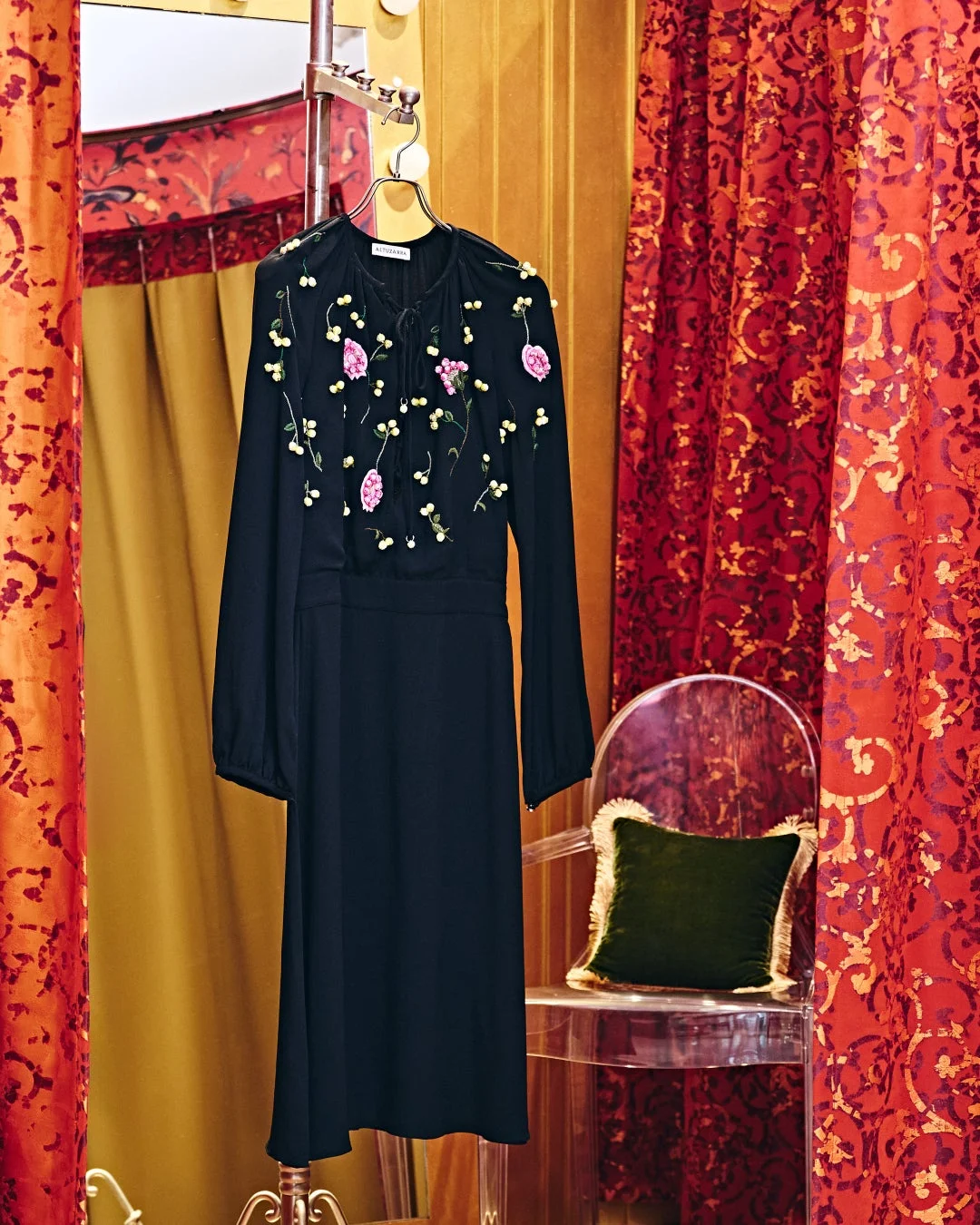 ALTUZARRAの刺繍入り黒ドレス