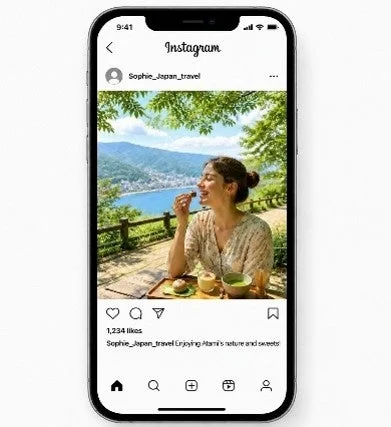 スマートフォン画面に表示されたインスタグラムの投稿で、女性が美しい自然の中でスイーツと抹茶を楽しんでいます。