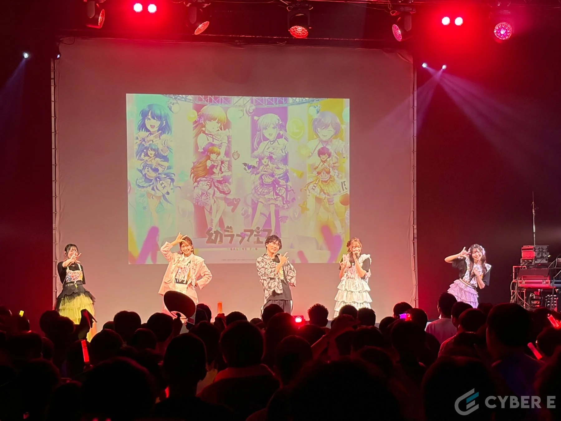 赤い照明が印象的なライブ会場