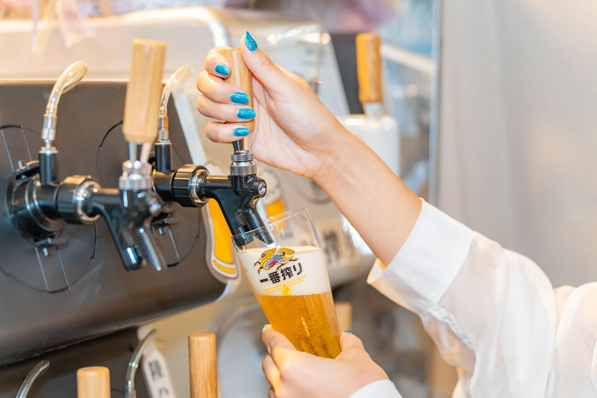 ビールを注ぐ手