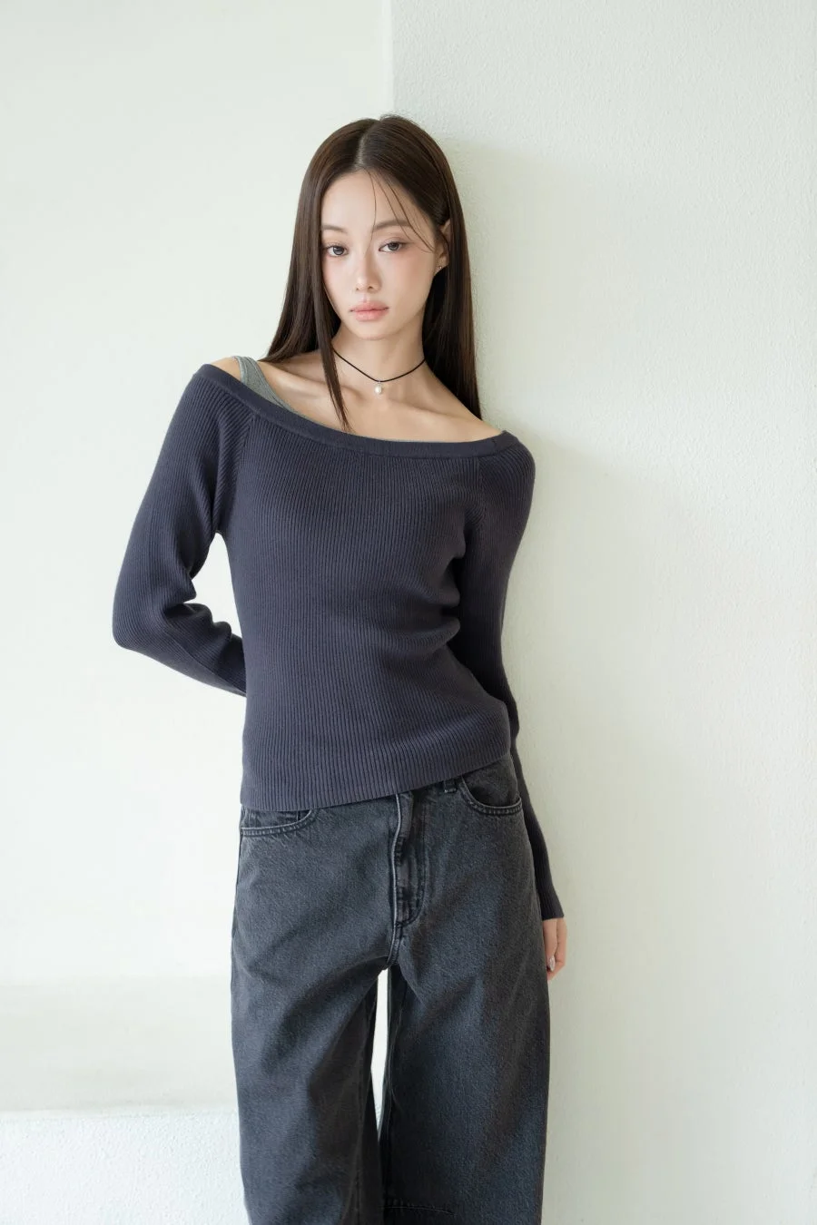 女性 モデル オフショルダーニット リブニット デニムパンツ ワイドパンツ チョーカー パールネックレス カジュアル シンプル ファッション ポートレート 韓国ファッション