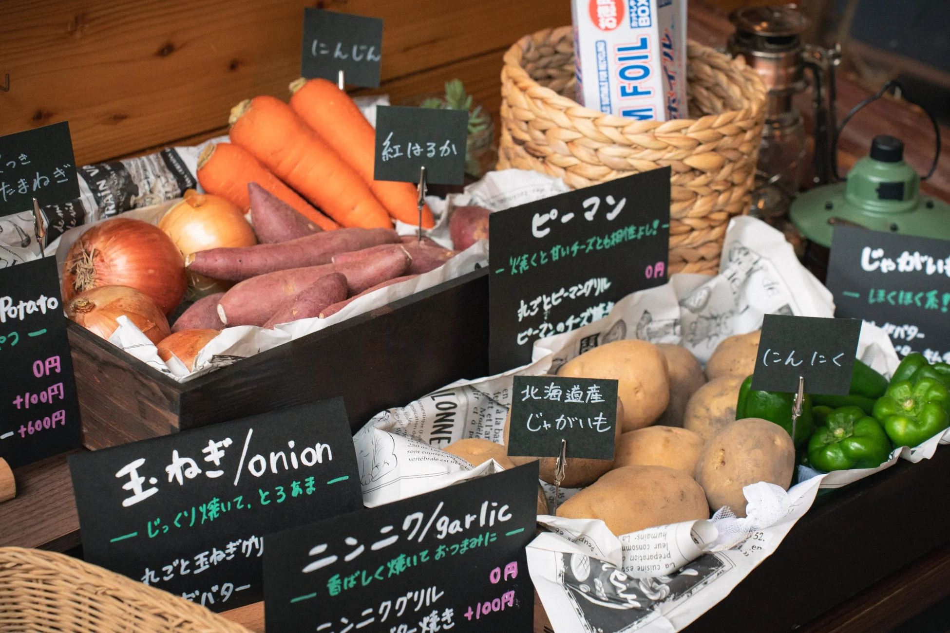 野菜マルシェの様子、手書き看板